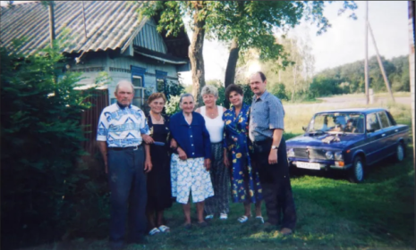 Возле дома его сына Алексея в Новоселье : он слева , третья слева его супруга , моя тётя и справа его внук Анатолий