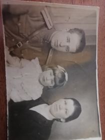 1945 год, Головин Фёдор Афанасьевич с женой Татьяной Григорьевной и  старшей дочерью Лёлей.