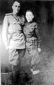 С сыном, Николаем. Москва. 1942 год