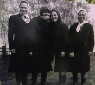 Сёстры и мать Сергея Белова .Первая слева-Зоя,третья-Прасковья,четвёртая-Александра. Вторая слева -мать Елизавета Ивановна. 70-е годы.