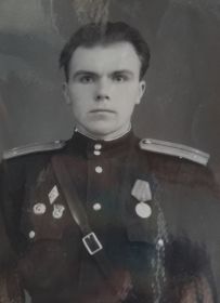 Владислав Михайлович примерно в 1948 -- 1950 гг. Юный старший лейтенант