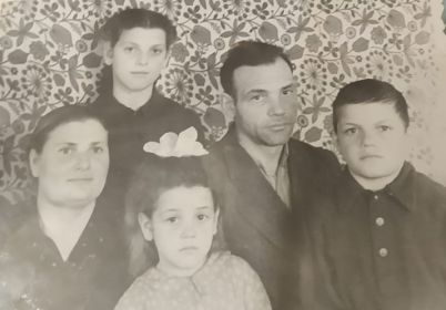 Лазарь Меерович с женой, дочерьми Лилией и Еленой, сыном Славой