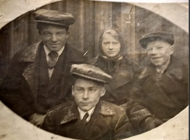Владимир Федорович справа с родственниками, сестра Мария