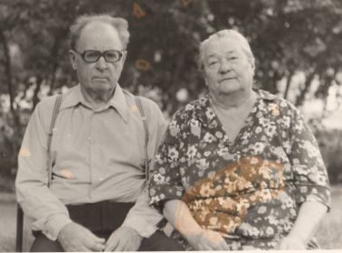 Бабушка рядышком с дедушкой (примерно 1985 год).