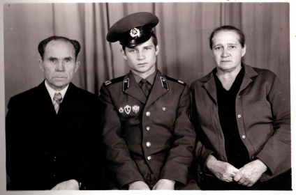 Семья солдата (Его жена и сын вместе с солдатом).