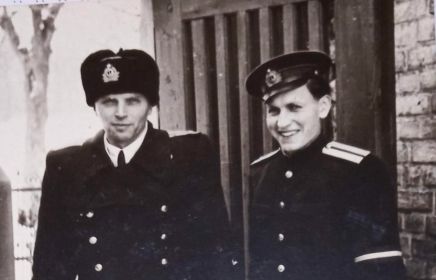 Марк Яковлевич Львович слева с дежурным по воинской части в Балтийске са.1953 год