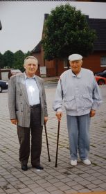 Марк Яковлевич Львович справа с товарищем таким же ветераном и инвалидом Отечественной войны Поляком Давидом Юделевичем в 1996 год Гермения