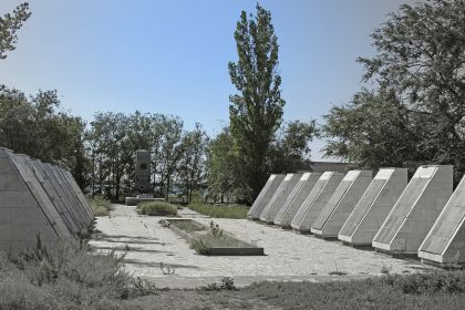 Братская могила в поселке Майский