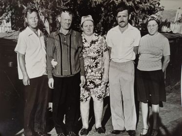 Слева на право: Афанасий Ильич,мл.брат Игнатий Ильич с женой,зять Виктор и дочь Зинаида.