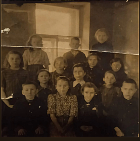 Надежда Васильевна с учениками Хлествоской начальной школы