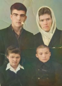 сын Николай, жена Анна Владимировна, дочь Лия, сын Юрий.