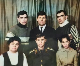 Слева направо. Юрий, Юрий (муж Лии), Николай, Лия, Евгений -сын Лии, Ирина- дочь Лии.