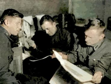 Слева-направо: ст.лейтенант Ястребов В.Ф., ст.лейтенант Еникеев Б.М., ст. лейтенант Суворов И.В.