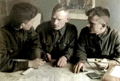слева-направо: штурман Пермяков Г.Г., командир экипажа Суворов И.В., стрелок-радист Кулагин Ф.М.