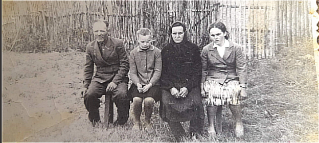 Первый слева Кондеров Павел Николаевич,третья -жена Анастасия Ивановна,четвёртая-дочь Надя.