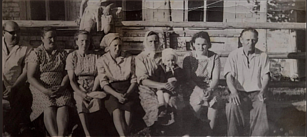 Павел Николаевич справа,далее дочь Надя,жена Анастасия Ивановна (с внучкой),далее Валентина,т Паня, т. Зина и д Коля из Москвы