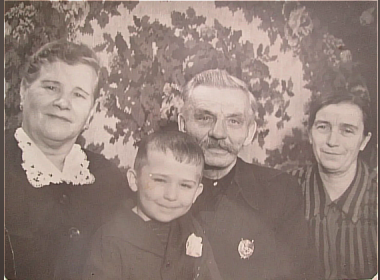 Константин Федорович с женой Людмилой, внуком, и сестрой Анной