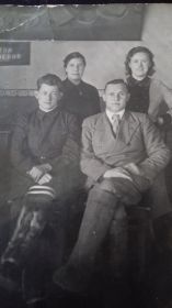 Серебренниковы, дедушка с бабушкой (слева)