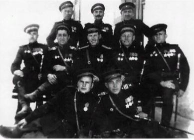 Чернояров Марк Лазаревич (верхний ряд, в центре), сыном Чернояровым Александром Марковичем (второй ряд, первый слева), с другими участниками Парада Победы 24.06.1945