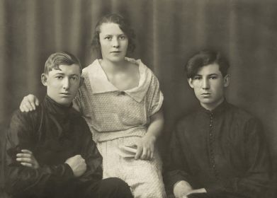 Мельников Александр Алексеевич (брат) с женой Екатериной и Мельников Сергей Алексеевич (сидит справа). 19 июля 1926 года.