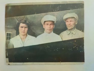 В середине-родной младший брат - Алиментьев Григорий, слева- его жена Алиментьева Анна.