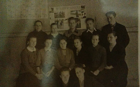 Коля (Фомич)-второй справа в верхнем ряду-в Булаковской школе(сын)(фото размещено в соцсети)