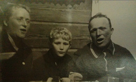Владимир Фомич(сын) с женой и сыном Толей(фото размещено в соцсети)