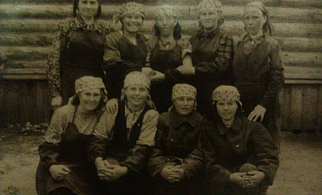 Козлова Зинаида Фоминична (вторая справа в нижнем ряду)(фото размещено в соцсети)