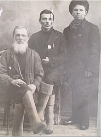 Иван Федорович(стоит справа), отец Федор Спиридонович и брат Константин.Фото С.Гостяевой размещено в соцсетях.