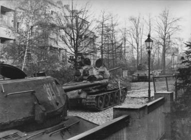 T-34 - советский средний танк, в т. ч. материальная часть 25 отдельного танкового Уманского Краснознамённого орденов Кутузова и Богдана Хмельницкого полка.