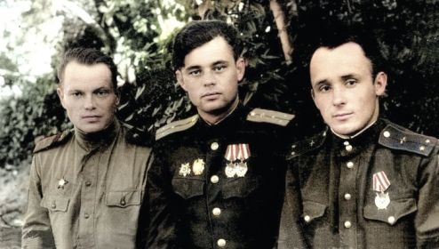 слева-направо: стрелок-радист Протащук Николай Михайлович, Панченко Е.Л., штурман Кононенко Иван Федорович