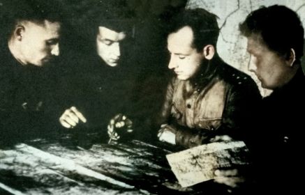 Сентябрь 1943г. слева-направо: Соболев Н.Ф., Бессарабский Ф.Н., капитан Попов Иван Андреевич, Краснов Г.П.