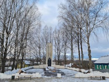 Монумент  нашим ребятам погибшим при обороне и освобождении села Холмец.