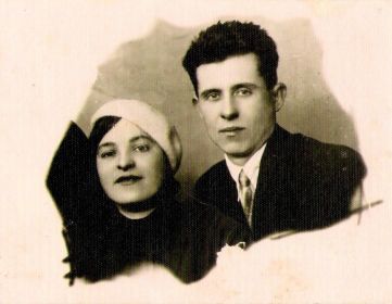 Семейное фото Федич Н.Ф.  и Манжелей У.Л.   март 1940  г. Днепродзержинск Украина
