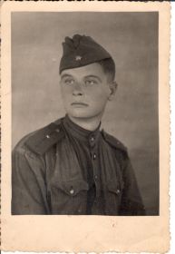 Мл. лейтенант Бессчастный Р.Г. после окончания войны. Надпись на обороте "Чехословакия, д. Штоки, июль 1945