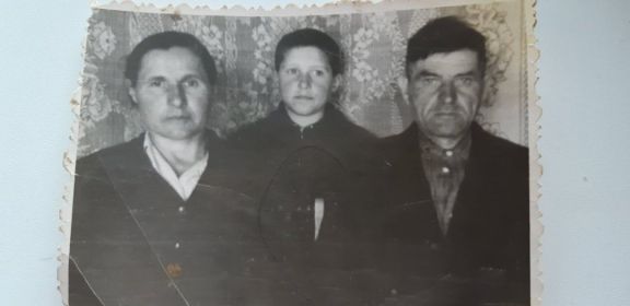Зоя Васильевна и Василий Емельянович с сыном Сергеем