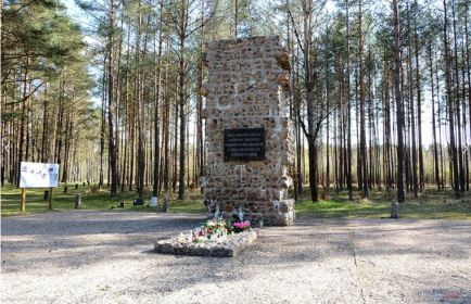 Stalag II B Хаммерштайн (Hammerstein/Schlochau), военный округ II - Штеттин. Памятник, на лагерном кладбище, погибшим, в плену, советским военнопленным ("Czarne": https://clck.ru/33GzW9 ).