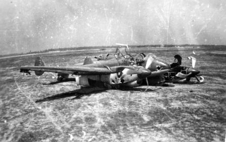 314 орап. Лето 1941 год. Аэродром г. Барановичи. Разбитый Як-4 с номером 3.