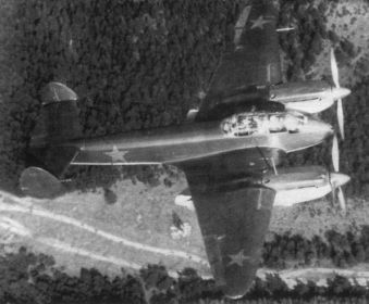 Бомбардировщий Як-4 материальная часть 134 отдельного разведывательного авиационного полка, в полете.