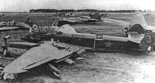 314 орап. Лето 1941 год. Аэродром г. Бобруйск. Поврежденный Як-4.