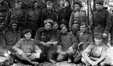 1945г. в нижнем ряду второй слева (в шапке).