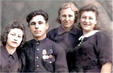 Иван с сёстрами Надеждой, Марией и Анастасией в 1946г.
