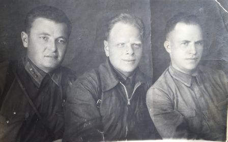 Фото с однополчанами, Батищев Анатолий крайний справа