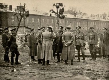 Офлаг 336/Z Калвария. 1941 год. Немецие офицеры на территории лагеря. Фотография найдена поисковиком Дим Балашов.