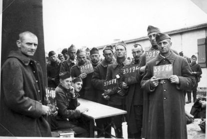 “Stalag IX A Цигенхайн (Ziegenhain). На каждого военнопленного заводилось личное дело с фотографией. На снимке узники держат в руках табличку с регистрационным номером.