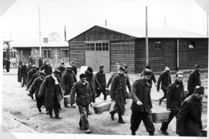 Stalag IX A Цигенхайн (Ziegenhain). Раздача еды: кофе и еду раздавали из больших тазов. На фотографии запечатлена лагерная улица в зоне для западных военнопленных.