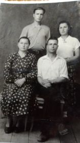 Прадед Федор с женой Марией и детьми Ниной и Николаем