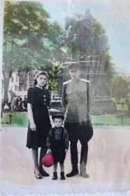 После войны в г. Львове, прабабушка, прадедушка и мальчик Юра посередине, мой дедушка)