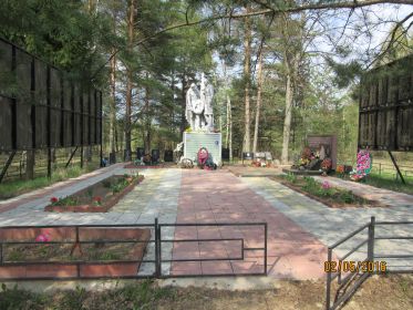 Село Лазинки, братская могила, в которой похоронен Яков Никифорович