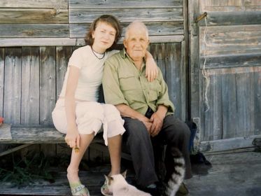С внучкой Мариной у своего дома в деревне Ивановское